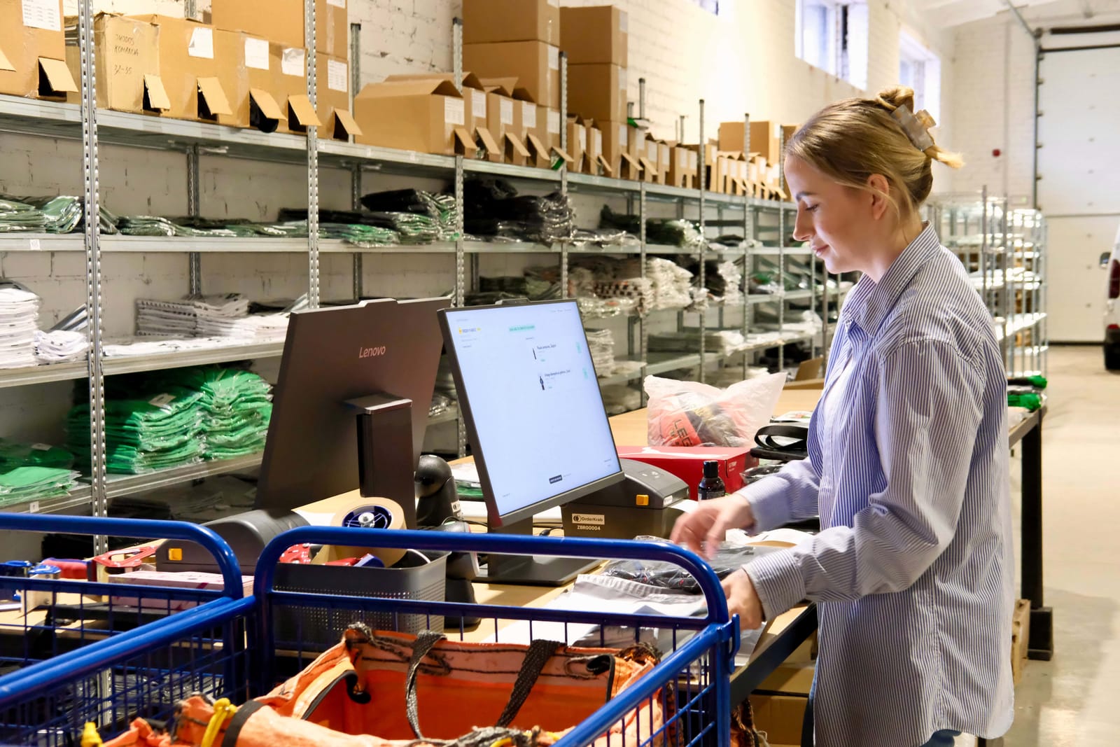 A Žalgiris Shop packer at the packing desk with OrderKrab open on the screen
